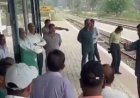 गुलेर में रेल सेवा बहाली की मांग को लेकर जनता का धरना, रेलवे के खिलाफ जोरदार प्रदर्शन