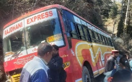 बड़ा हादसा टला : तकनीकी खराबी के चलते अनियंत्रित होकर सड़क किनारे नाली में जा फंसी निजी बस