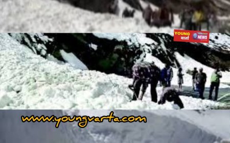 दारचा में गिरा बर्फ का पहाड़ , सडक़ बंद होने पर सैलानियों ने खुद हटाई बर्फ , वीडियो आया सामने 