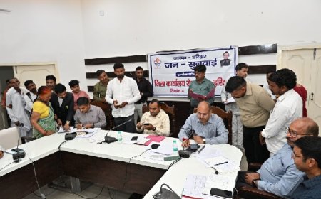 जनपद वासियों की समस्याओं को त्वरित निस्तारण के उदेश्य से जिलाधिकारी मयूर दीक्षित की अध्यक्षता में जन सुनवाई कार्यक्रम