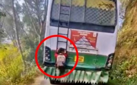 मंडी में सरकारी स्कूल का एक बच्चा एचआरटीसी बस के पीछे सीढ़ी पर लटककर करता सफर,वीडियो वायरल