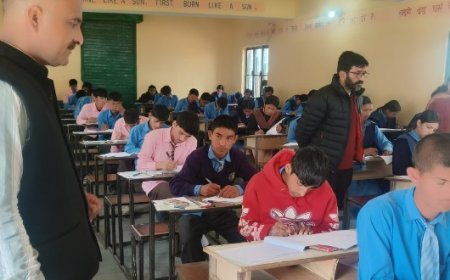 वार्षिक परीक्षाओं के चलते शिक्षा खंड रोनहाट के अंतर्गत माध्यमिक विद्यालय द्राविल में परीक्षा का अवलोकन