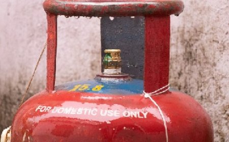 औद्योगिक क्षेत्र में व्यवसायिक गैस सिलिंडर की कमी के कारण उद्योगों में कामगारों के भोजन पर भी संकट 