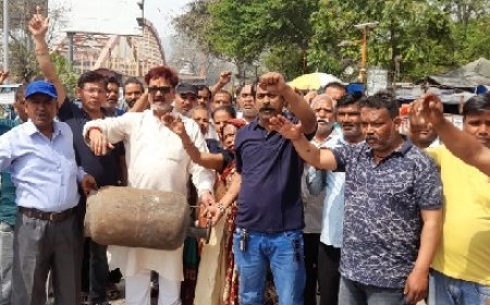 प्रांतीय अध्यक्ष संजय चोपड़ा की अगवाई में लघु व्यापारियों ने  एलपीजी गैस की कालाबाजारी के विरोध में किया प्रदर्शन 