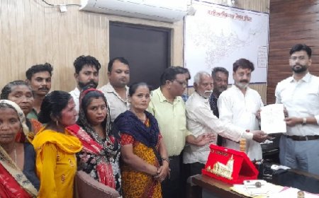 आयुक्त कार्यालय पर नगर आयुक्त नंदन कुमार से विशेष चर्चा,नए नियमों वह योजनाओं की  सौंपी नियमावली 