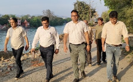 अपर मेला अधिकारी ने कुंभ मेला की तैयारियों के तहत निर्माणाधीन घाटों का किया निरीक्षण
