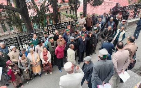 शिमला में पेंशनरों का प्रदर्शन, मांगें पूरी न होने पर 30 मार्च को विधानसभा घेराव की चेतावनी