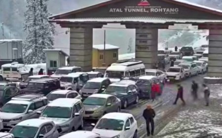 मनाली-लेह मार्ग पर 1,500 वाहनों में फंसे लगभग 10 हजार सैलानी,रोहतांग टनल होकर निकाले सुरक्षित  