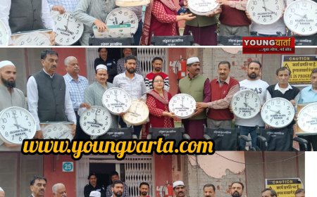 अंजुमन इस्लामिया ने समाज सेवा में पेश की मिसाल , अस्पताल को भेंट की चार  व्हीलचेयर और दीवार घड़ियां 