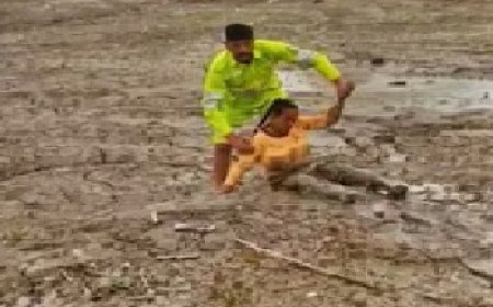 दलदल में फंसी मछलियों को दाना डाल रही महिला,बोट चालकों व होमगार्ड ने सुरक्षित किया रेस्क्यू