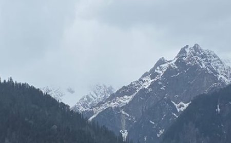 रोहतांग दर्रा के साथ ऊंची चोटियों में रुक-रुक बर्फबारी का दौर जारी  