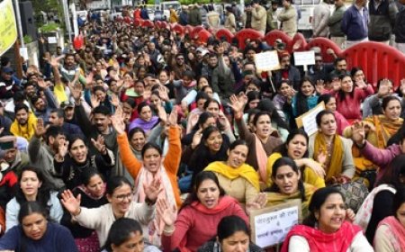 राजधानी के चौड़ा मैदान में आउटसोर्स कर्मचारियों ने अपनी मांगों को लेकर किया धरना प्रदर्शन  