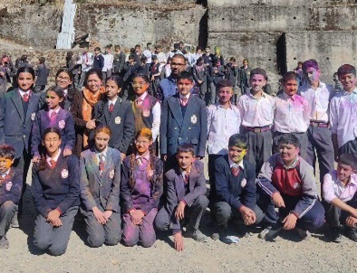 विद्यापीठ हिलग्रोव स्कूल में गरिमामय वातावरण में होली उत्सव धूमधाम से आयोजित 