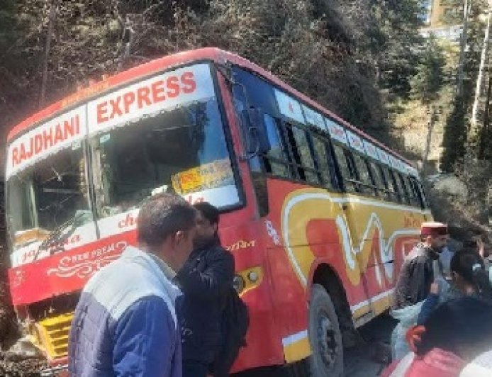 बड़ा हादसा टला : तकनीकी खराबी के चलते अनियंत्रित होकर सड़क किनारे नाली में जा फंसी निजी बस