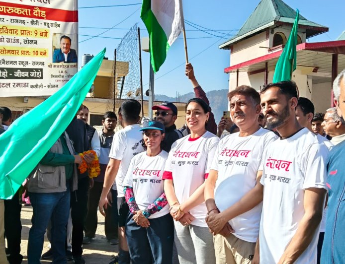चिट्टा मुक्त हिमाचल के लिए दौड़ रहे हैं सिरमौर के इंटरनेशनल मैराथन धावक वीरेन्द्र सिंह , डीसी सोलन ने दिखाई हरी झंडी