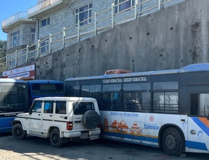 शिमला में करोड़ों रुपये की ई- बसें फांक रही धूल,करोड़ों रुपये की इन बसों की नहीं हो पा रही रिपेयर  