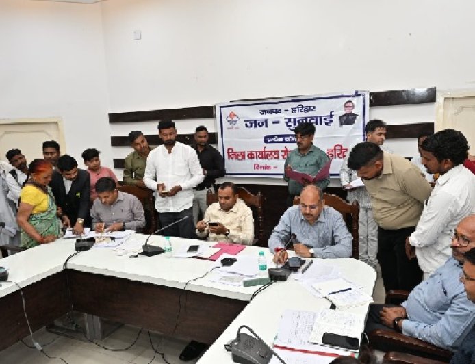 जनपद वासियों की समस्याओं को त्वरित निस्तारण के उदेश्य से जिलाधिकारी मयूर दीक्षित की अध्यक्षता में जन सुनवाई कार्यक्रम