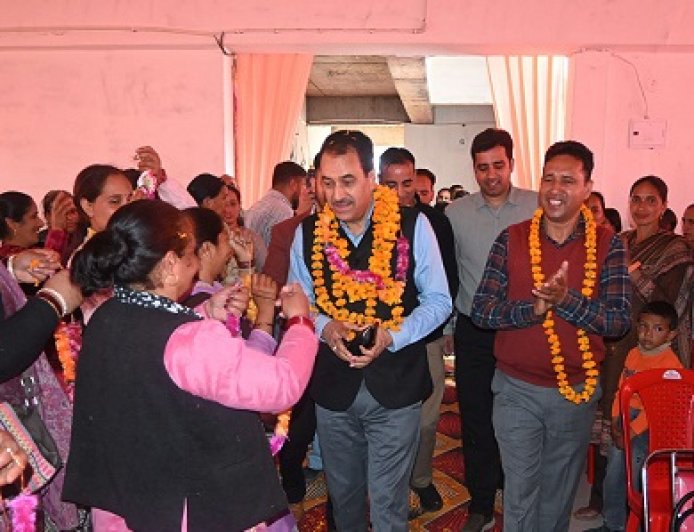 डेयरी क्षेत्र को सुदृढ़ करने से बढ़ी पशुपालकों की आय : बुद्धि सिंह ठाकुर