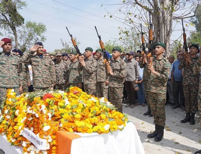 शहीद नायब सूबेदार कुलवंत सिंह को पूरे सैन्य सम्मान के साथ दी गई अंतिम विदाई