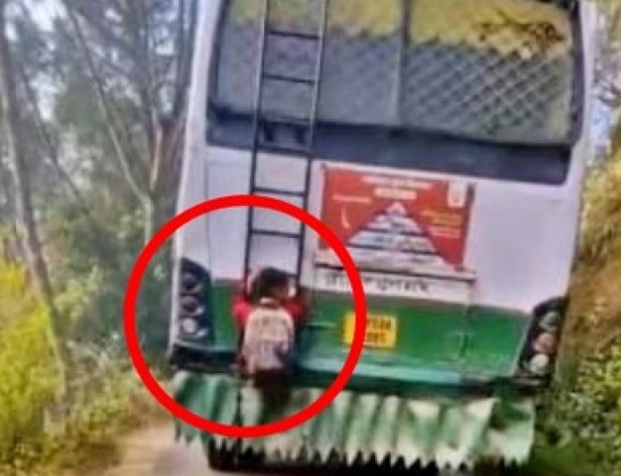 मंडी में सरकारी स्कूल का एक बच्चा एचआरटीसी बस के पीछे सीढ़ी पर लटककर करता सफर,वीडियो वायरल