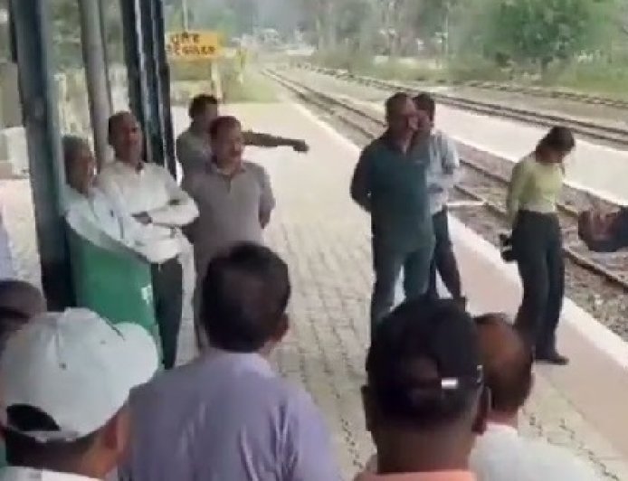 गुलेर में रेल सेवा बहाली की मांग को लेकर जनता का धरना, रेलवे के खिलाफ जोरदार प्रदर्शन