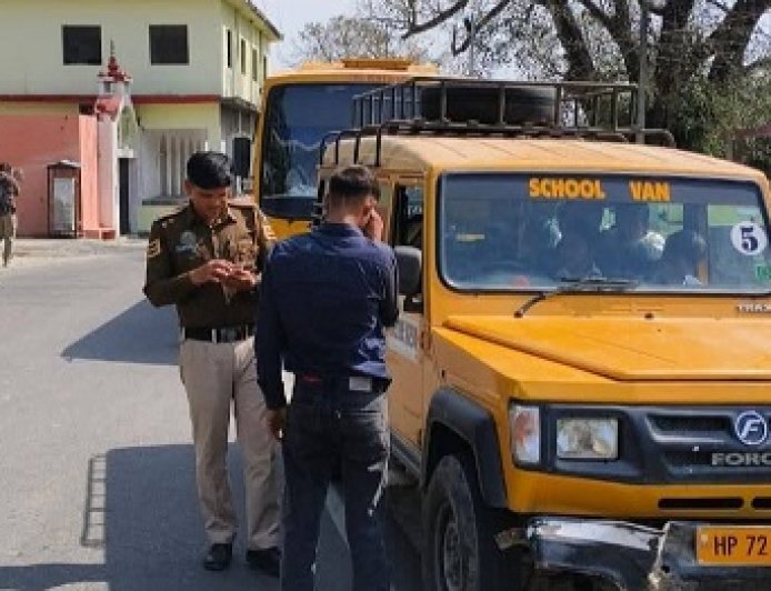 स्कूली वाहनों की जांच लगातार जारी, अब तक 182 वाहनों की जांच, 60 के काटे चालान