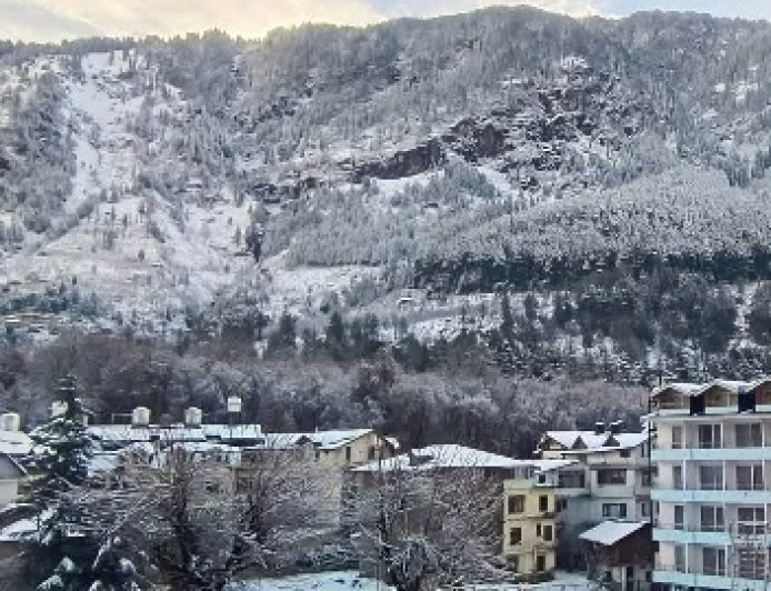 कुल्लू की ऊंची चोटियों पर हल्का हिमपात जबकि निचले इलाकों में बारिश का दौर जारी 
