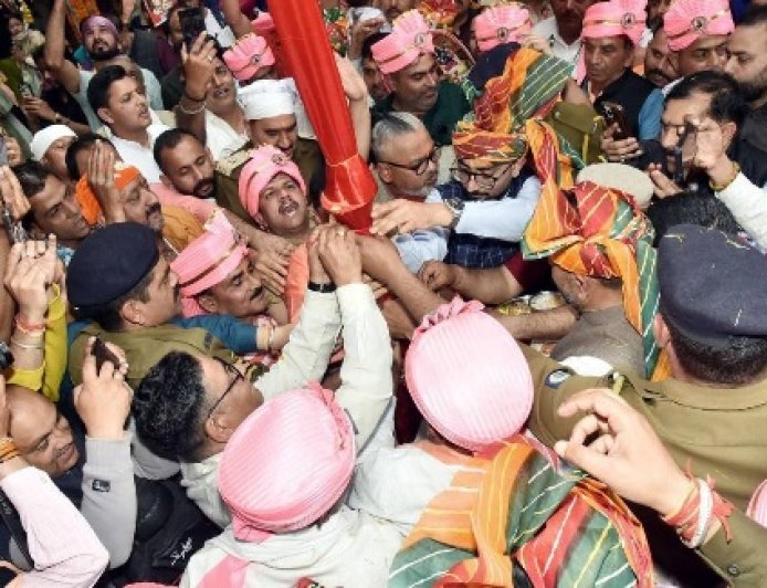 दियोटसिद्ध स्थित बाबा बालक नाथ मंदिर में चैत्र माह के मेले के प्रथम दिन श्रद्धालुओं की उमड़ी भारी भीड़  