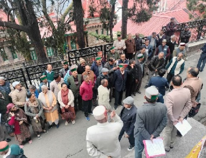 शिमला में पेंशनरों का प्रदर्शन, मांगें पूरी न होने पर 30 मार्च को विधानसभा घेराव की चेतावनी