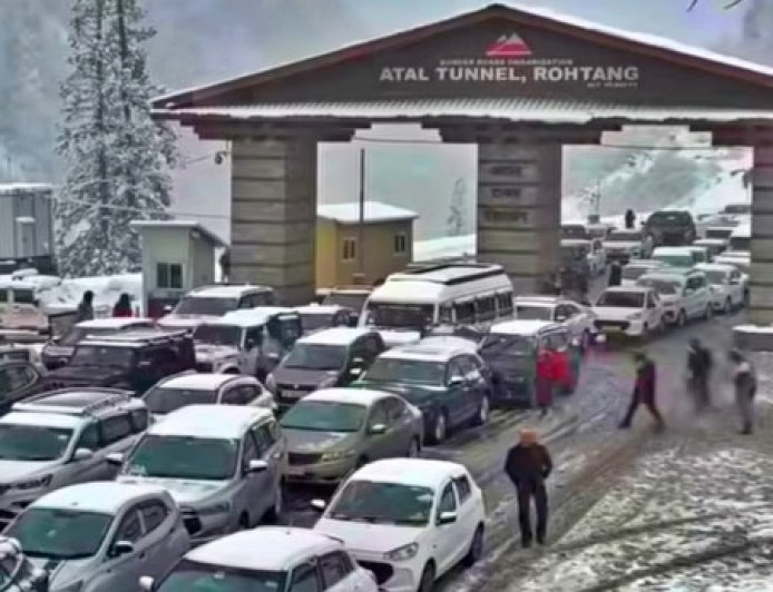 मनाली-लेह मार्ग पर 1,500 वाहनों में फंसे लगभग 10 हजार सैलानी,रोहतांग टनल होकर निकाले सुरक्षित  