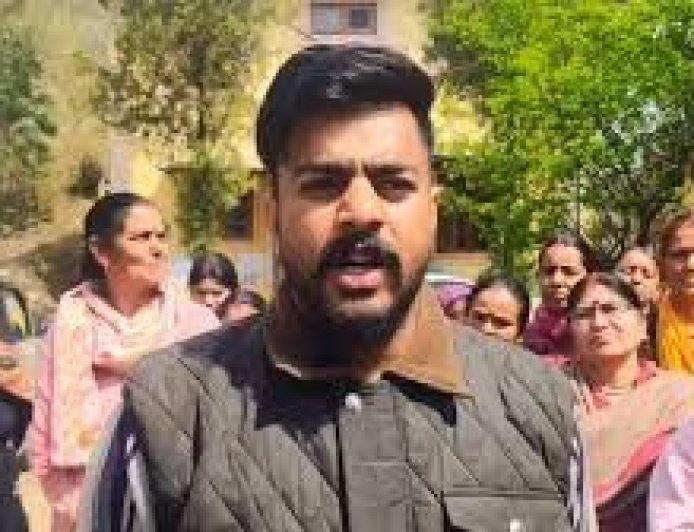 छौशा गांव में समस्याओं का अंबार, न अस्पताल में डॉक्टर, न स्कूल में टीचर, न संडे को पानी,ग्रामीण बोले चुनाव में देंगे जवाब