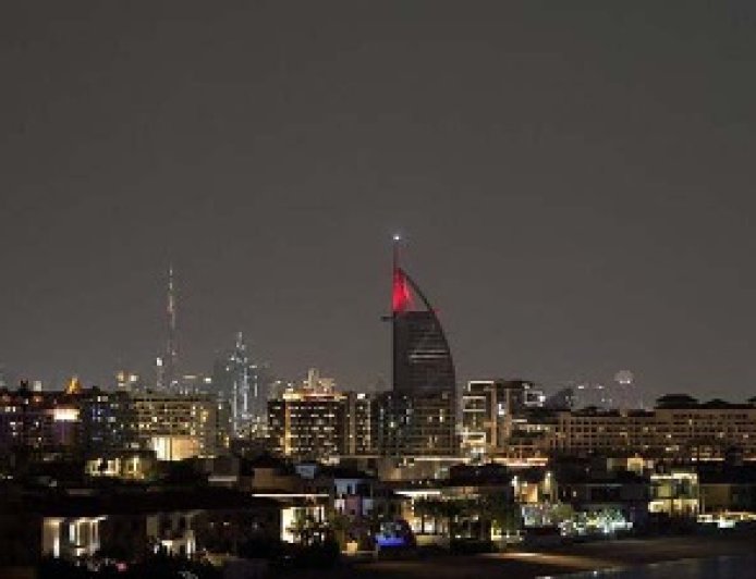 दुबई के निवासियों से सुरक्षित जगहों पर शरण लेने का आग्रह, मोबाइल पर अलर्ट जारी 