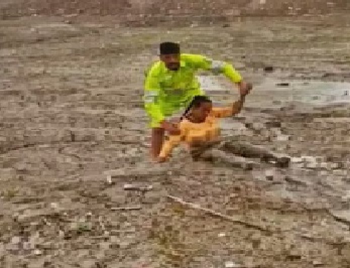 दलदल में फंसी मछलियों को दाना डाल रही महिला,बोट चालकों व होमगार्ड ने सुरक्षित किया रेस्क्यू
