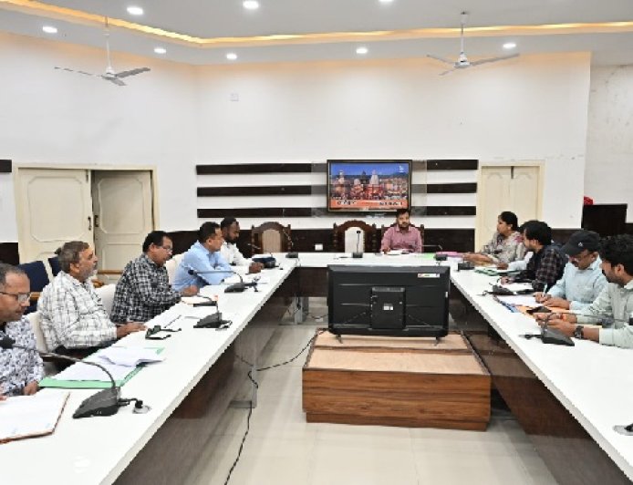 गंगा संरक्षण समिति की 71वीं बैठक जिलाधिकारी मयूर दीक्षित के निर्देशन में प्रभागीय वनाधिकारी स्वप्निल अनिरुद्ध की अध्यक्षता में आयोजित