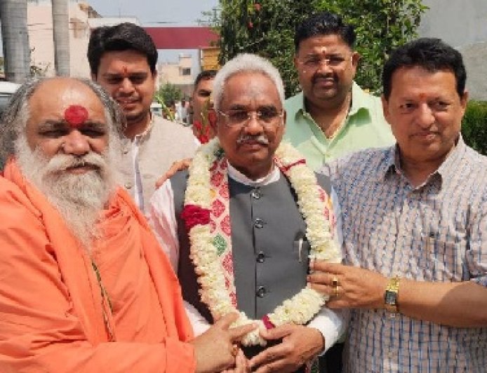 कैबिनेट मंत्री मदन कौशिक ने ब्रह्मलीन स्वामी सत्यमित्रानंद गिरी की मूर्ति पर किया माल्यार्पण