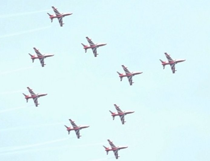 वायु सेना के एयर शो के दूसरे दिन भी उमड़े हजारों लोग,सूर्य किरण एरोबेटिक टीम के 9 विमानों के करतबों ने किया आश्चर्यचकित