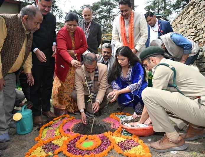 मुख्यमंत्री ने प्रदेशवासियों के साथ मनाया 62वां जन्मदिवस,चिनार का पौधा रोपित कर हरित पहल को दिया बढ़ावा