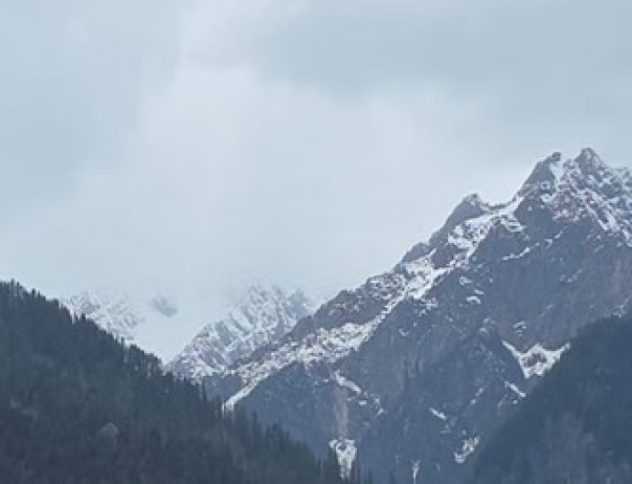 रोहतांग दर्रा के साथ ऊंची चोटियों में रुक-रुक बर्फबारी का दौर जारी  