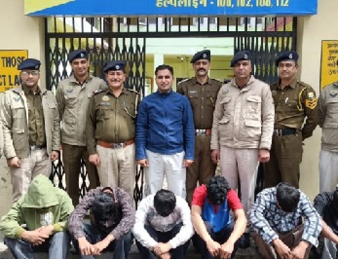 सोलन शहर में दो गुटों में मारपीट, मामले में पुलिस ने 20 संदिग्धों को लिया हिरासत में,वहीं छह युवक गिरफ्तार 