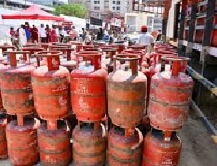 सिरमौर जिला में पर्याप्त मात्रा में घरेलू सिलैंडर उपलब्ध,नियमित रूप से की जा रही घरेलू गैस सिलेंडर की सप्लाई