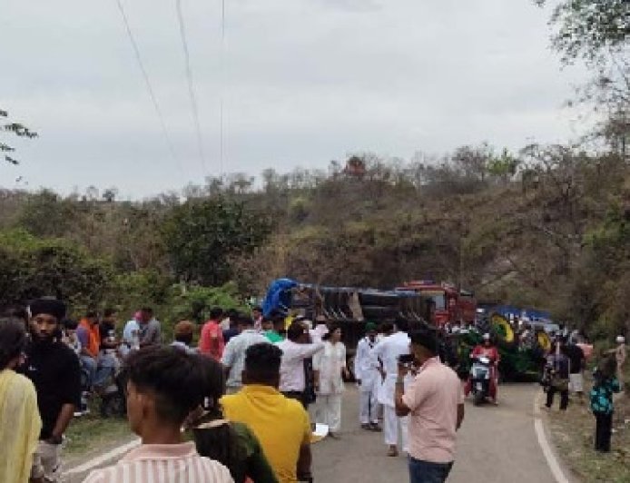 ऊना में श्रद्धालुओं से भरी एक ट्रैक्टर ट्राली दुर्घटनाग्रस्त,हादसे में करीब 10 श्रद्धालु घायल