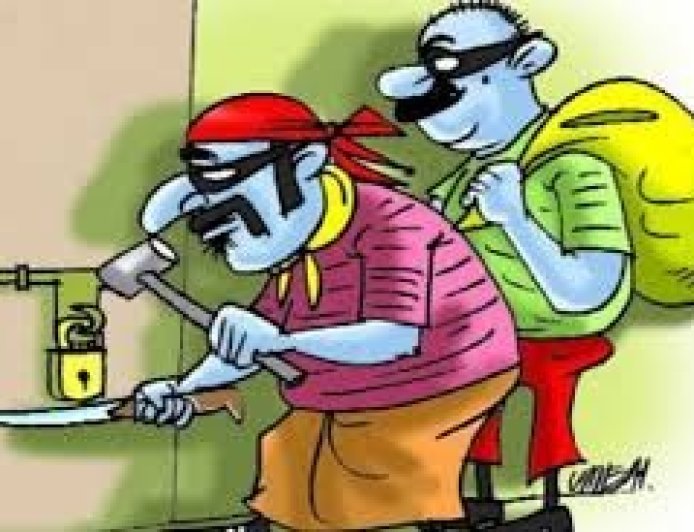 चोरों के हौंसलें बुलंद : सुनार की दुकान से 8 किलो चांदी, 100 ग्राम सोना और नकदी लेकर चोर फरार 