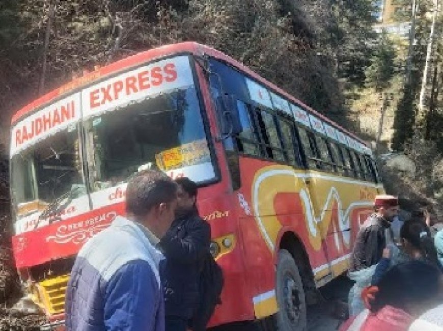 बड़ा हादसा टला : तकनीकी खराबी के चलते अनियंत्रित होकर सड़क किनारे नाली में जा फंसी निजी बस