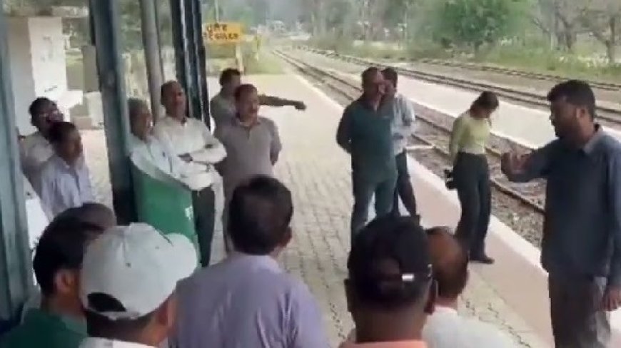 गुलेर में रेल सेवा बहाली की मांग को लेकर जनता का धरना, रेलवे के खिलाफ जोरदार प्रदर्शन