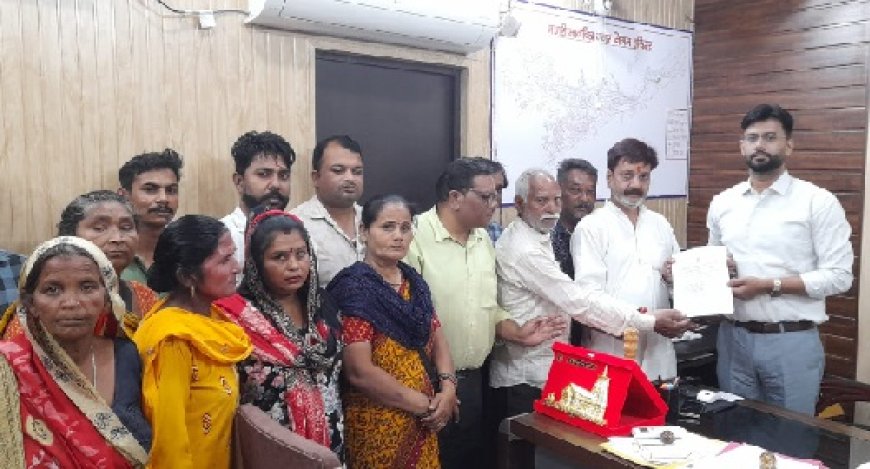 आयुक्त कार्यालय पर नगर आयुक्त नंदन कुमार से विशेष चर्चा,नए नियमों वह योजनाओं की  सौंपी नियमावली 