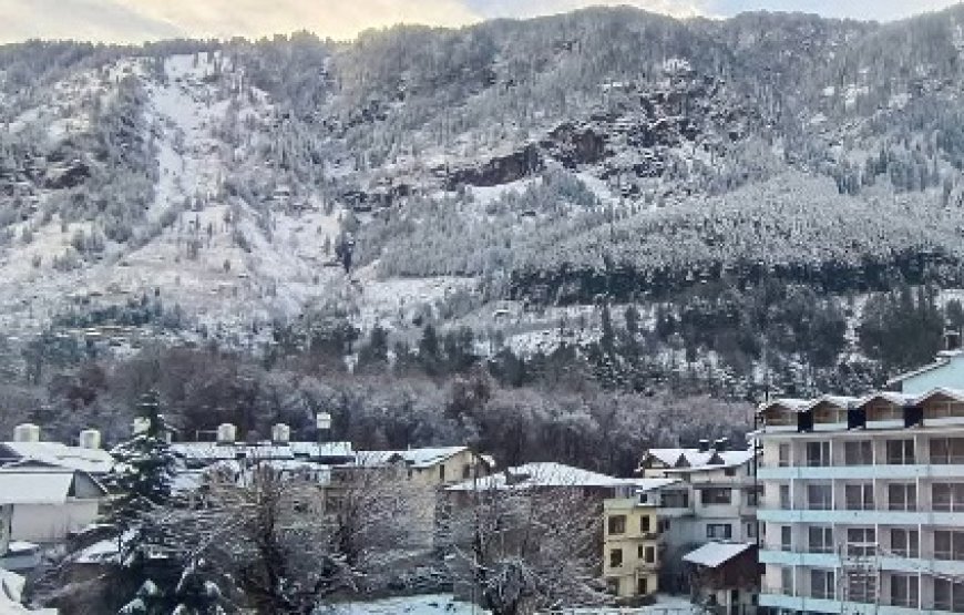 कुल्लू की ऊंची चोटियों पर हल्का हिमपात जबकि निचले इलाकों में बारिश का दौर जारी 