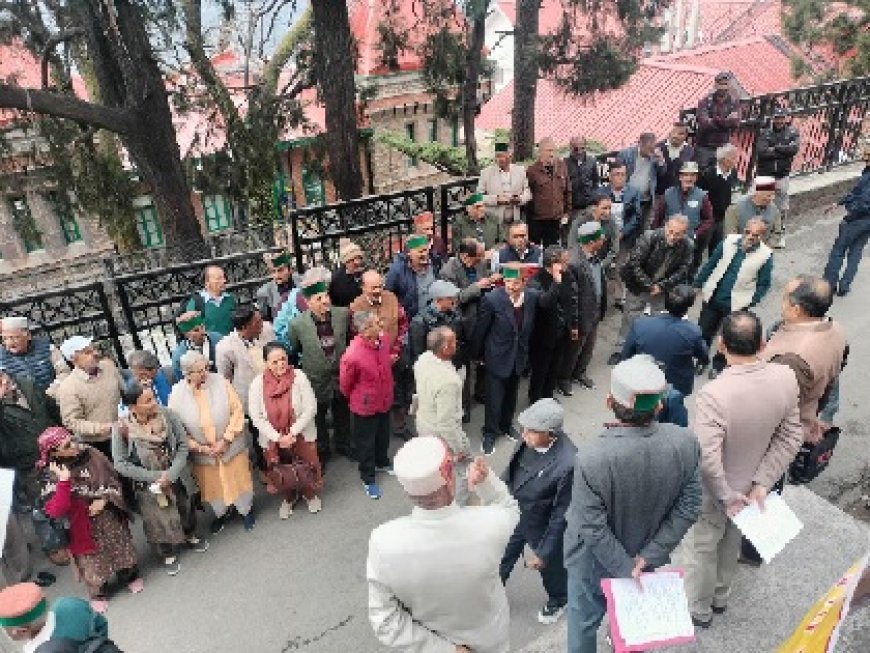 शिमला में पेंशनरों का प्रदर्शन, मांगें पूरी न होने पर 30 मार्च को विधानसभा घेराव की चेतावनी