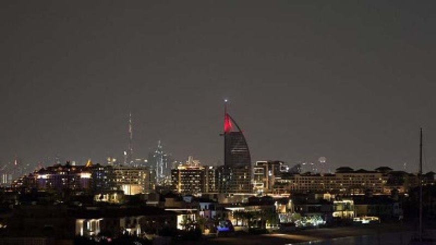 दुबई के निवासियों से सुरक्षित जगहों पर शरण लेने का आग्रह, मोबाइल पर अलर्ट जारी 