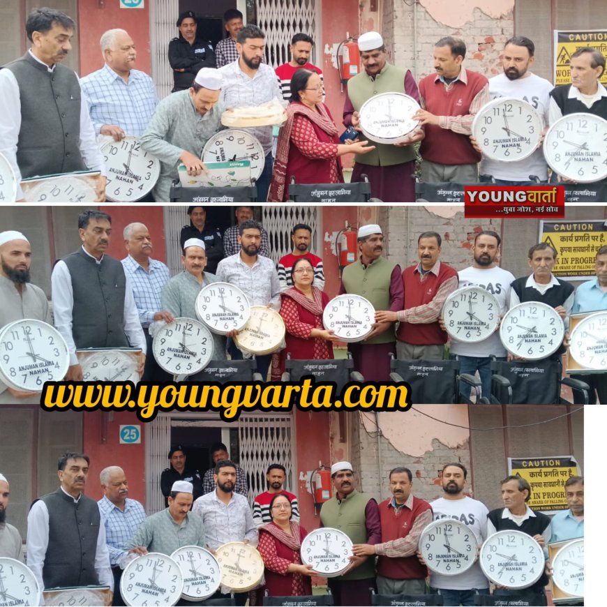 अंजुमन इस्लामिया ने समाज सेवा में पेश की मिसाल , अस्पताल को भेंट की चार  व्हीलचेयर और दीवार घड़ियां 