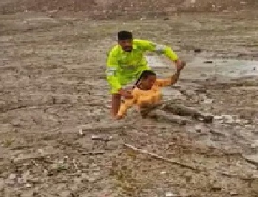 दलदल में फंसी मछलियों को दाना डाल रही महिला,बोट चालकों व होमगार्ड ने सुरक्षित किया रेस्क्यू